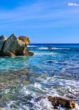 Mallorca adasının kıyısında. Temiz, turkuaz, Balear Denizi 'nin mavi suyu.