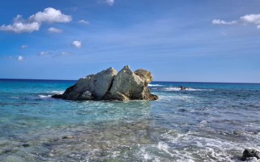 Mallorca adasının kıyısında. Temiz, turkuaz, Balear Denizi 'nin mavi suyu.