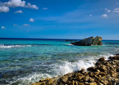 Mallorca sahilinde kaya oluşumları. Bu tropikal adanın şaşırtıcı, saf doğası.