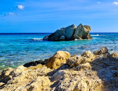 Mallorca sahilinde kaya oluşumları. Bu tropikal adanın şaşırtıcı, saf doğası.