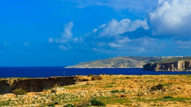 Marfa yarımadasındaki kayalıklardan Akdeniz manzarası. Malta Adası.