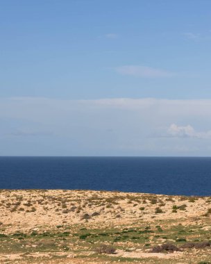 Malta sahilinden Akdeniz 'e. Boşluğu mavi gökyüzünde kopyala.