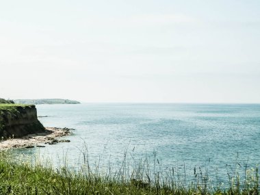 Karadeniz kıyılarındaki uçurumlar. Romanya 'nın Vama Veche kentinde kayalıkların manzarası ve plaj. Doğa ve seyahat kavramı.