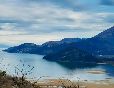 Karadağ 'daki Lovcen dağları ve Skadar Gölü. Doğanın güzelliği. Sonbahar mevsimi.