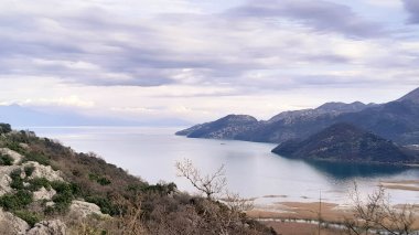Karadağ 'daki Lovcen dağları ve Skadar Gölü. Doğanın güzelliği. Sonbahar mevsimi.