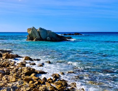 Mallorca sahilinde kaya oluşumları. Bu tropikal adanın şaşırtıcı, saf doğası.