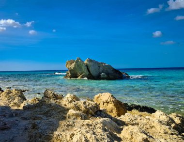 Mallorca sahilinde kaya oluşumları. Bu tropikal adanın şaşırtıcı, saf doğası.