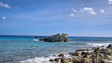 Mallorca sahilinde kaya oluşumları. Bu tropikal adanın şaşırtıcı, saf doğası.