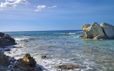 Mallorca adasının kıyısında. Temiz, turkuaz, Balear Denizi 'nin mavi suyu.