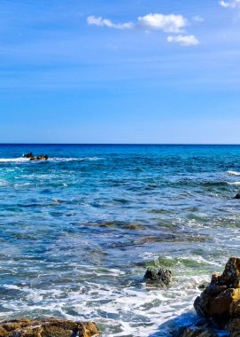 Mallorca adasının kıyısında. Temiz, turkuaz, Balear Denizi 'nin mavi suyu.