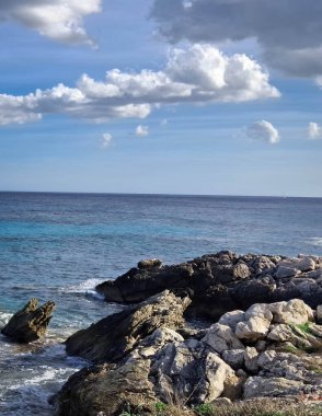 Güneşli bir günde Mallorca adasının kıyısında. Mallorca popüler bir turistik yönetimdir.
