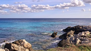 Güneşli bir günde Mallorca adasının kıyısında. Mallorca popüler bir turistik yönetimdir.