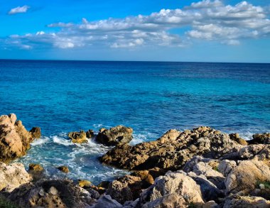Güneşli bir günde Mallorca adasının kıyısında. Mallorca popüler bir turistik yönetimdir.