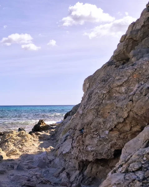 Mallorca sahilinde kaya oluşumları. Bu tropikal adanın şaşırtıcı, saf doğası.