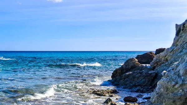 Mallorca adasının kıyısında. Temiz, turkuaz, Balear Denizi 'nin mavi suyu.