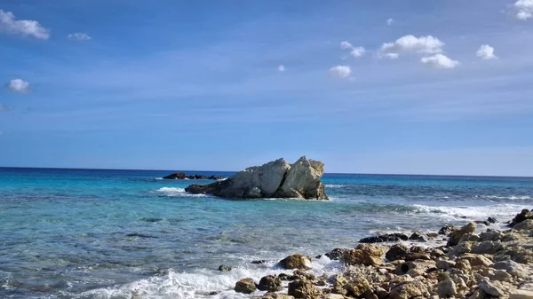 Mallorca sahilinde kaya oluşumları. Bu tropikal adanın şaşırtıcı, saf doğası.