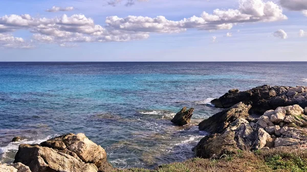 Güneşli bir günde Mallorca adasının kıyısında. Mallorca popüler bir turistik yönetimdir.