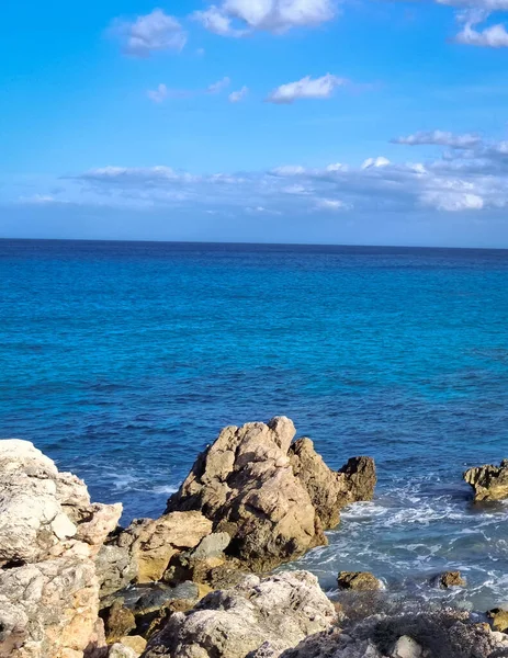 Güneşli bir günde Mallorca adasının kıyısında. Mallorca popüler bir turistik yönetimdir.