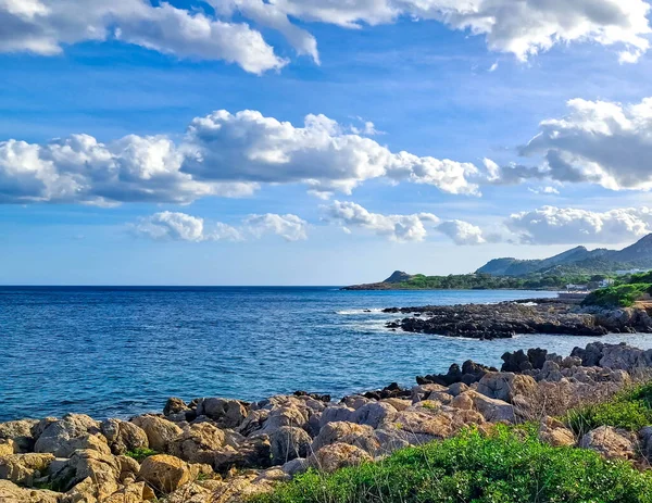Mallorca 'nın doğası. Güneşli bir günde bu tropik adanın kıyısında. Mallorca popüler bir turistik yönetimdir.