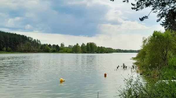 Wysockie Gölü üzerinde kasvetli bir gökyüzü. Gelen yağmur.