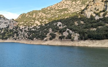 Mallorca 'daki Tramuntana Dağları' ndaki Gorg Blau Dağı kıyısında. Gorg Blau, Mallorca 'daki iki gölden biri. Bu su deposu ada sakinlerine tatlı su erişimi sağlıyor..