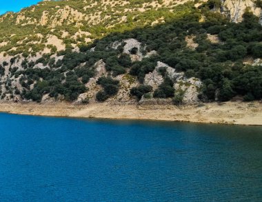 Mallorca 'daki Tramuntana Dağları' ndaki Gorg Blau Dağı kıyısında. Gorg Blau, Mallorca 'daki iki gölden biri. Bu su deposu ada sakinlerine tatlı su erişimi sağlıyor..