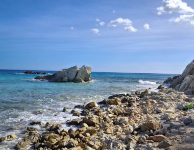 Mallorca sahilinde kaya oluşumları. Bu tropikal adanın şaşırtıcı, saf doğası.