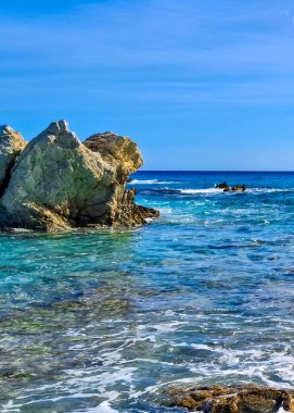 Mallorca adasının kıyısında. Temiz, turkuaz, Balear Denizi 'nin mavi suyu.