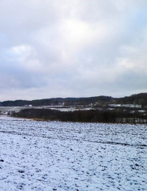 Kashubian çayırlarında kış. Kuzey Polonya 'nın güzel doğası.