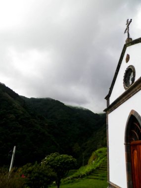 Sao Miguel Adası 'ndaki tropikal ormanda küçük bir kilise.