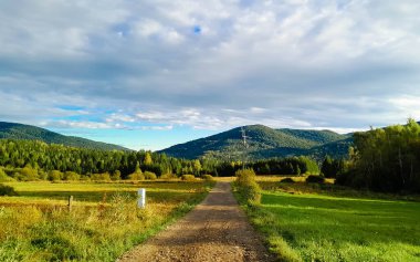 Bieszczady Dağları üzerinde köy yolu. Fırtına geliyormuş. Polonya 'nın güneyi.