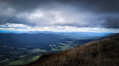 Bieszczady 'de fırtına geliyor. Karpatlar. Doğanın güzelliği.
