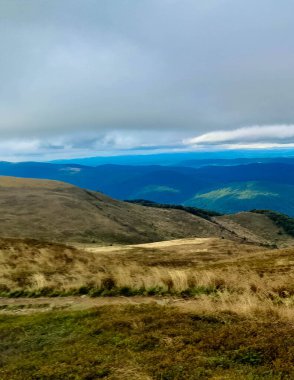 Dağın tepesinden Bieszczady 'nin güzel manzarası. Dağ turizmi.
