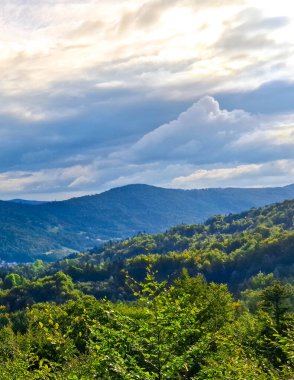 Skrzyczne Dağı 'ndan Beskid Dağları manzarası. Doğanın güzelliği.