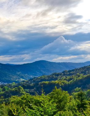 Skrzyczne Dağı 'ndan Beskid Dağları manzarası. Doğanın güzelliği.