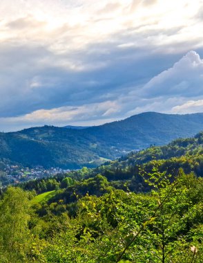 Skrzyczne Dağı 'ndan Beskid Dağları manzarası. Doğanın güzelliği.