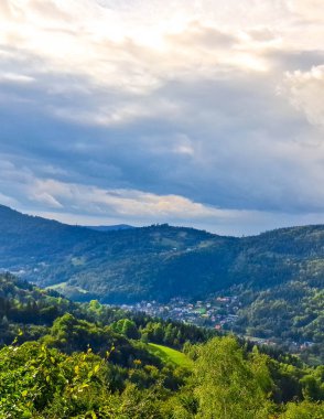 Skrzyczne Dağı 'ndan Beskid Dağları manzarası. Doğanın güzelliği.
