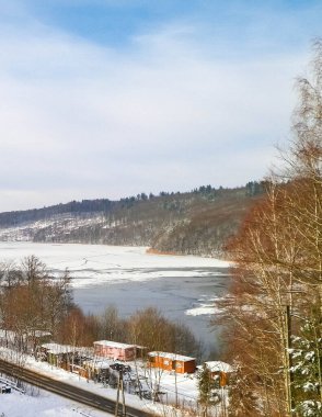 Kışın Wiezyca 'daki donmuş Ostrzyckie Gölü kıyısında. Kuzey Polonya.