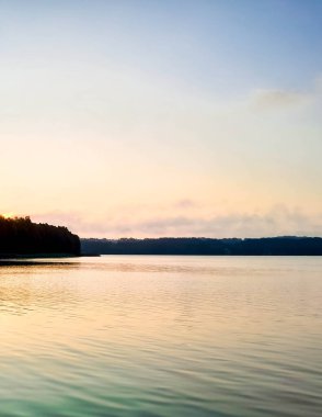 Wysockie Gölü kıyısında. Kashubia 'da sabahın erken saatlerinde. Kuzey Polonya.