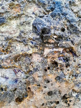 Doğal bir arka plan olarak kıyı kayaları ve deniz suyu. Boşluğu kopyala.