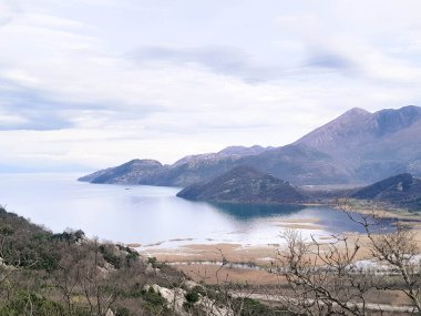 Karadağ 'daki Lovcen dağları ve Skadar Gölü. Doğanın güzelliği. Sonbahar mevsimi.