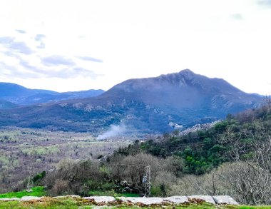 Karadağ 'daki Lovcen Dağları. Doğanın güzelliği. Sonbahar mevsimi.