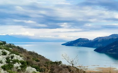 Karadağ 'daki Lovcen dağları ve Skadar Gölü. Doğanın güzelliği. Sonbahar mevsimi.
