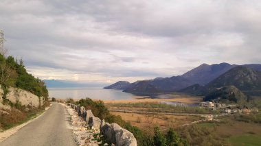 Rumija Dağları ve Skadar Gölü. Karadağ turizm sezonu dışında.