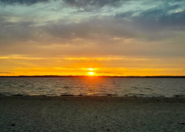 Baltık Denizi üzerinde güzel bir gün doğumu. Polonya Gdansk Körfezi. Doğanın güzelliği konsepti.