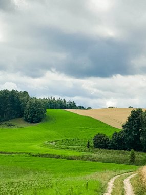Kashubia 'daki tarlaların üzerindeki kara bulutlar. Yağmur yağacak. Kuzey Polonya 'nın güzel doğası.