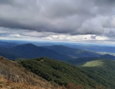 Dağın tepesinden Bieszczady 'nin güzel manzarası. Dağ turizmi.