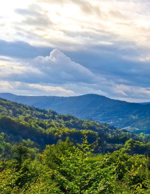Skrzyczne Dağı 'ndan Beskid Dağları manzarası. Doğanın güzelliği.