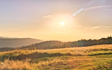 Beskid Dağları 'nda öğleden sonra. Altın saat ve doğanın güzelliği.