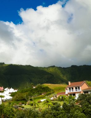 Sao Miguel Adası 'ndaki mobilyalar kaplıca ve popüler turistik eğlence şehridir. Azores takımadaları.